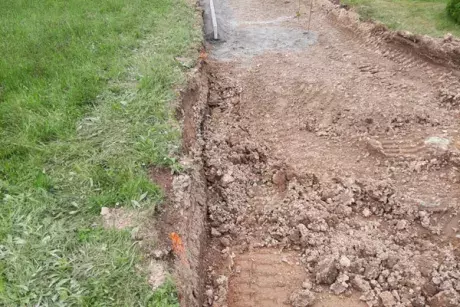 Nekoř - nástupní chodník u zastávky Nekoř továrna