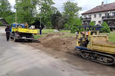 Nekoř - nástupní chodník u zastávky Nekoř továrna