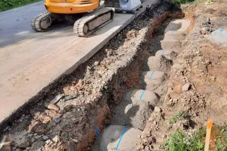 Nekoř - nástupní chodník u zastávky Nekoř továrna