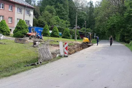 Nekoř - nástupní chodník u zastávky Nekoř továrna