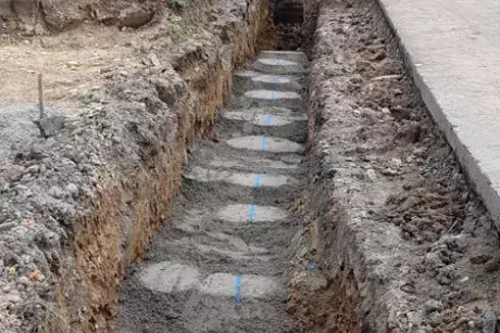 Nekoř - nástupní chodník u zastávky Nekoř továrna