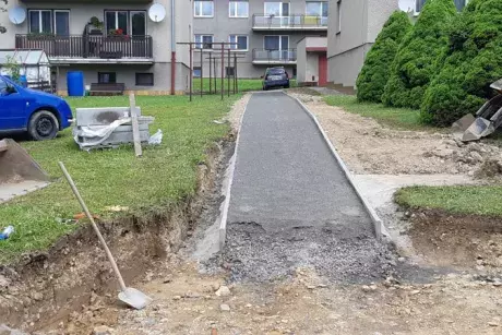 Nekoř - nástupní chodník u zastávky Nekoř továrna