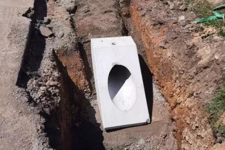 Nekoř - nástupní chodník u zastávky Nekoř továrna