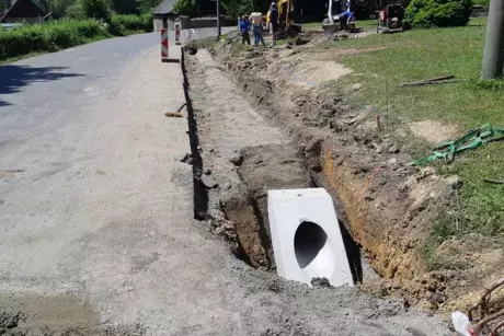 Nekoř - nástupní chodník u zastávky Nekoř továrna