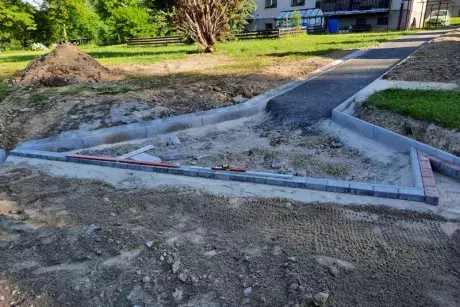 Nekoř - nástupní chodník u zastávky Nekoř továrna