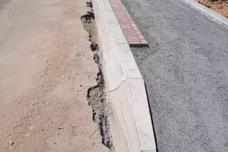 Nekoř - nástupní chodník u zastávky Nekoř továrna