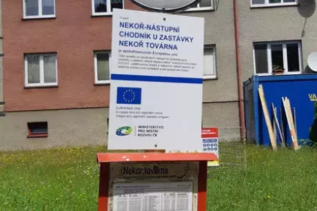 Nekoř - nástupní chodník u zastávky Nekoř továrna