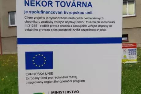 Nekoř - nástupní chodník u zastávky Nekoř továrna