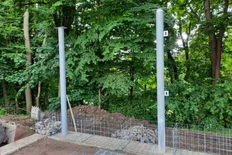 Nekoř - nástupní chodník u zastávky Nekoř továrna