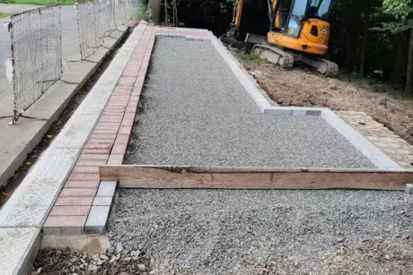 Nekoř - nástupní chodník u zastávky Nekoř továrna