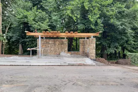 Nekoř - nástupní chodník u zastávky Nekoř továrna