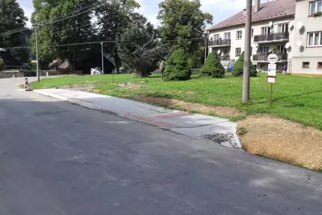 Nekoř - nástupní chodník u zastávky Nekoř továrna