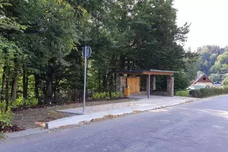 Nekoř - nástupní chodník u zastávky Nekoř továrna