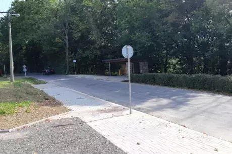 Nekoř - nástupní chodník u zastávky Nekoř továrna