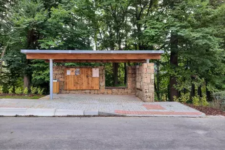 Nekoř - nástupní chodník u zastávky Nekoř továrna