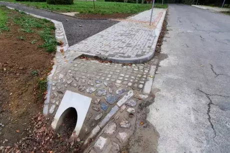 Nekoř - nástupní chodník u zastávky Nekoř továrna