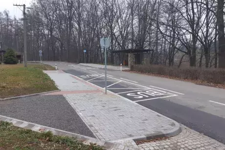 Nekoř - nástupní chodník u zastávky Nekoř továrna