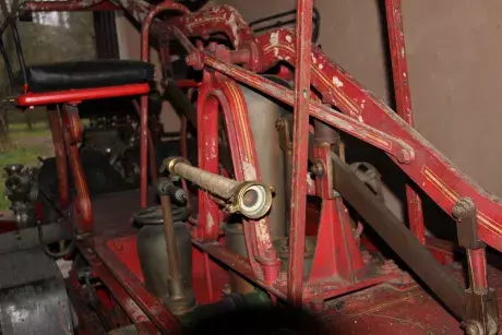 Renovace historické stříkačky,před a po.