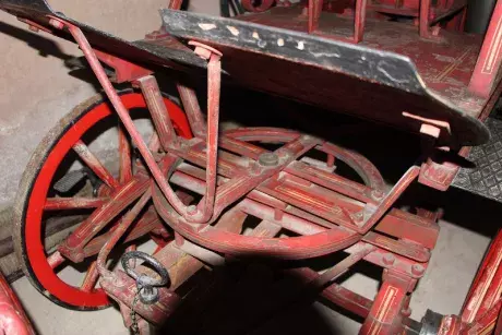 Renovace historické stříkačky,před a po.