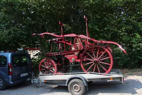 Renovace historické stříkačky,před a po.