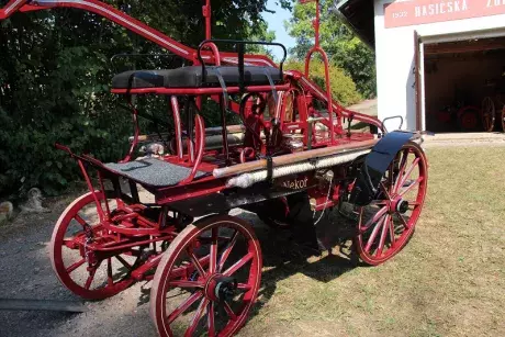 Renovace historické stříkačky,před a po.
