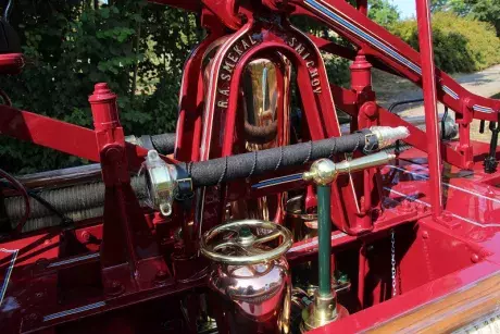 Renovace historické stříkačky,před a po.