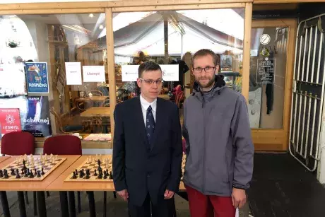 Nekořští Šachisté hrají s Davidem Navarou